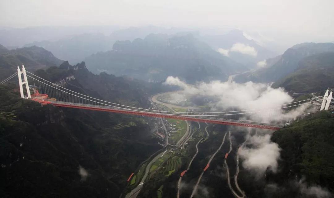 矮寨大桥北盘江第一桥由云南和贵州两省合作共建,全长1341.